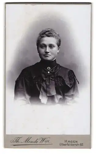 Fotografie Th. Mende Witwe, Hagen, Elberfelderstr. 82, Junge Dame im hübschen Kleid