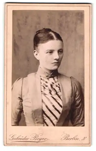 Fotografie Gebrüder Beyer, Berlin, Schönhauser Allee 6, Junge Dame mit hochgestecktem Haar