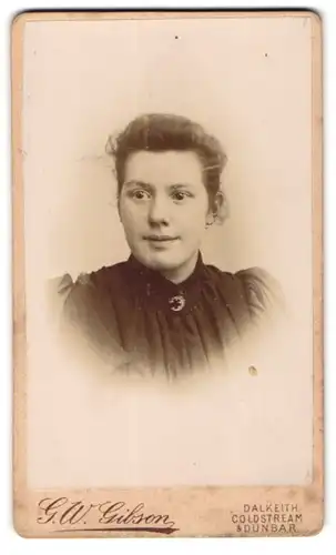 Fotografie G. W. Gibson, Dalkeith, Junge Dame in modischer Kleidung