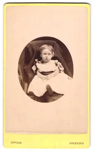 Fotografie Fergus, Greenock, Kleines Mädchen im weissen Kleid