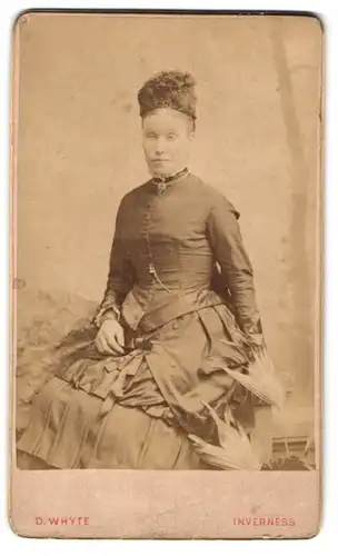 Fotografie D. Whyte, Inverness, Church Street, Bürgerliche Dame in zeitgenössischer Kleidung