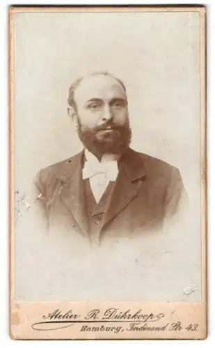 Fotografie R. Dührkoop, Hamburg, Ferdinandstr. 43, Elegant gekleideter Herr mit Vollbart