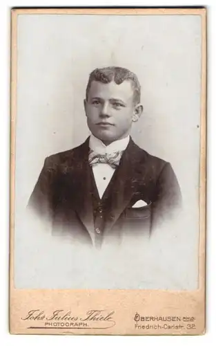 Fotografie Johs. Julius Thiele, Oberhausen /Rhld., Friedrich-Carlstr. 32, Junger Herr im Anzug mit Fliege