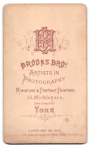 Fotografie Brooks Bros., York, 12, Micklegate, Kleinkind im weissen Kleid