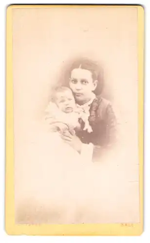 Fotografie J. Ingham, Sale, 65, School Road, Bürgerliche Dame mit Kleinkind im Arm