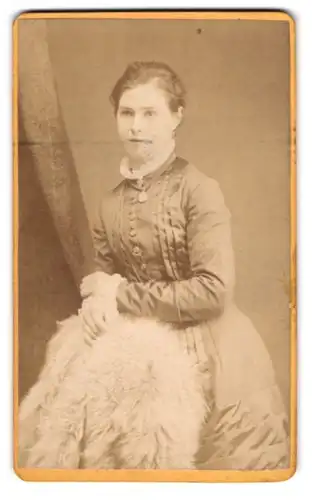 Fotografie Wm. Smith, Leeds, 14, New Briggate, Junge Dame im Kleid mit Amulett