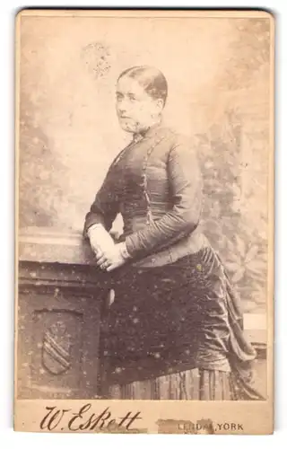 Fotografie W. Eskett, York, Junge Dame im modischen Kleid