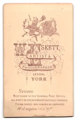 Fotografie W. Eskett, York, Junge Dame im modischen Kleid