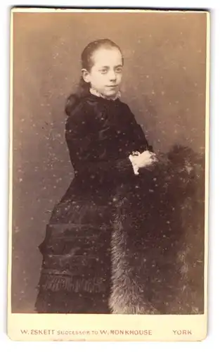 Fotografie W. Eskett, York, Junge Dame im schwarzen Kleid