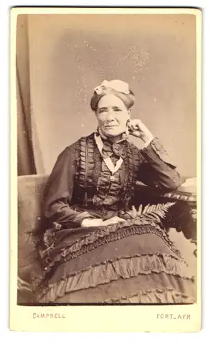 Fotografie Campbell, Fort Ayr, Cromwell Place, Ältere Dame im hübschen Kleid