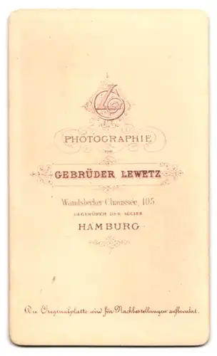 Fotografie Gebrüder Lewetz, Hamburg, Wandsbecker Chaussée 105, Junge Dame im langen Kleid