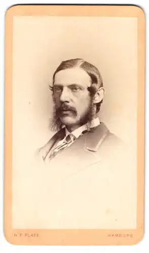 Fotografie H. F. Plate, Hamburg, Jungfernsteig 6, Modisch gekleideter Herr mit Backenbart
