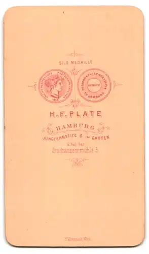 Fotografie H. F. Plate, Hamburg, Jungfernsteig 6, Modisch gekleideter Herr mit Backenbart