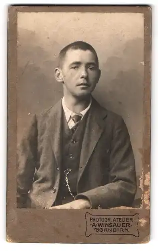 Fotografie Albert Winsauer, Dornbirn, Pfarrgasse 3, Junger Herr im Anzug mit Krawatte