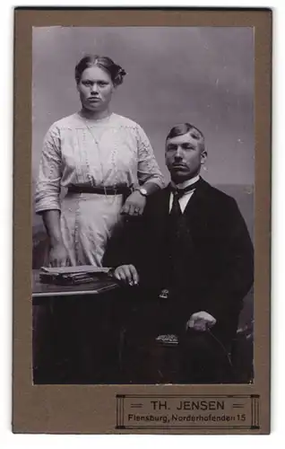 Fotografie Th. Jensen, Flensburg, Norderhofenden 15, Junges Paar in hübscher Kleidung