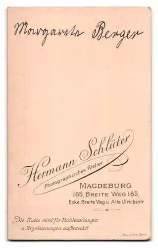 Fotografie Hermann Schlüter, Magdeburg, Breite Weg 165, Kleines Kind im Kleid mit Korb