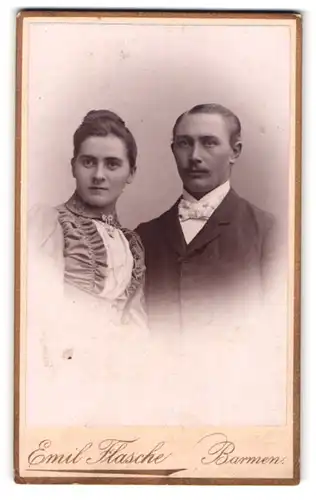Fotografie Emil Flasche, Barmen, Heckighauser-Str. 25, Junges Paar in hübscher Kleidung
