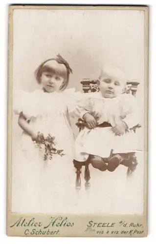 Fotografie Atelier Helios, Steele a. d. Ruhr, Mädchen im Kleid mit einem Kleinkind