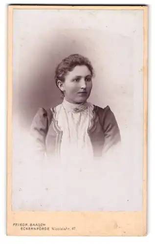 Fotografie Friedrich Baasch, Eckernförde, Nicolaistr. 47, Junge Dame mit zurückgebundenem Haar