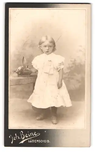 Fotografie Joh. Beine, Lüdenscheid, Kleines Mädchen im Kleid