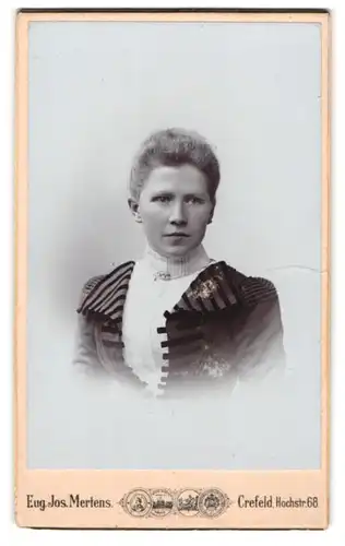 Fotografie Eug. Jos. Mertens, Crefeld, Hochstr. 68, Junge Dame im modischen Kleid