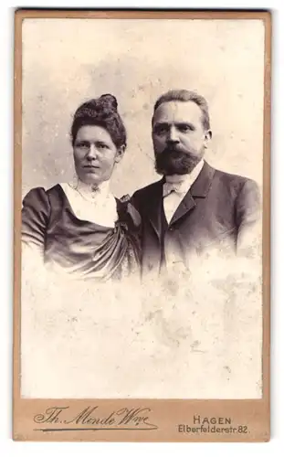 Fotografie Th. Mende Witwe, Hagen, Elberfelderstr. 82, Bürgerliches Paar in hübscher Kleidung