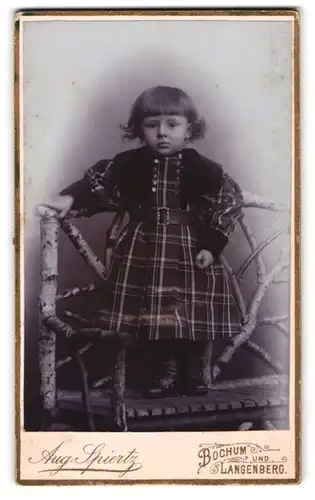Fotografie August Spiertz, Bochum, Rottstr. 44, Kleines Mädchen im karierten Kleid