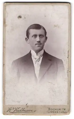 Fotografie Heinrich Kuhlmann, Bochum i. W., Bahnhofstr. 18, Junger Herr im Anzug mit Krawatte
