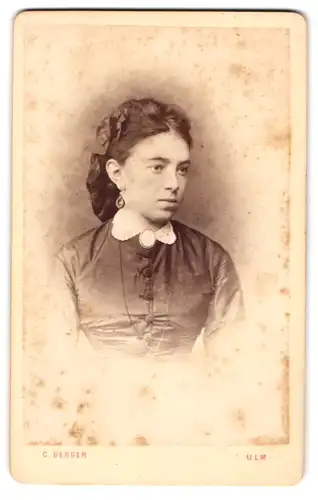 Fotografie C. Berger, Ulm, Junge Dame im Kleid mit Kragenbrosche