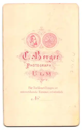 Fotografie C. Berger, Ulm, Junge Dame im Kleid mit Kragenbrosche