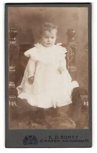 Fotografie K. D. Borst, Giessen, Bahnhofstr. 64, Kleines Mädchen im weissen Kleid