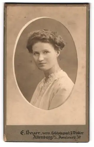 Fotografie E. Heyer, Altenburg /S.-A., Amalienstr. 5 b, Junge Dame mit moderner Frisur