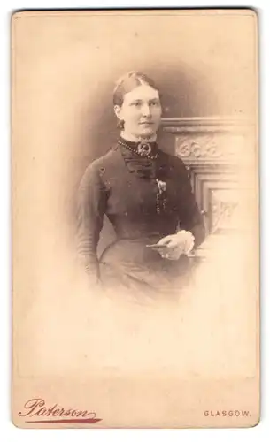 Fotografie Paterson`s Photographic Co. Limited, Glasgow, 344-346, Sauchiehall Street, Junge Dame im Kleid