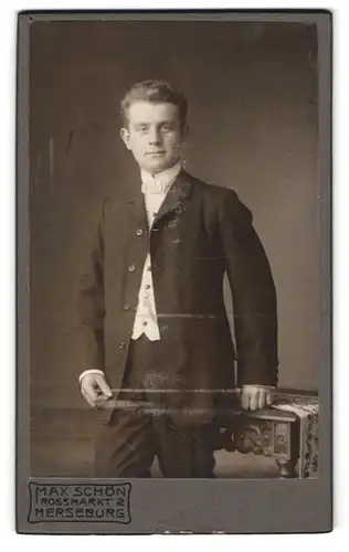 Fotografie Max Schön, Merseburg, Rossmarkt 2, Junger Herr im Anzug mit Fliege