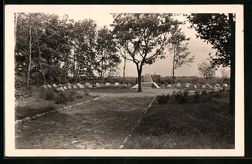 Foto-AK Süderhackstedt, Kriegerdenkmal, ca. 1940