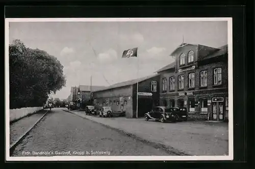 AK Kropp /Schleswig, Bandholz`s Gasthof Kropp mit Strasse