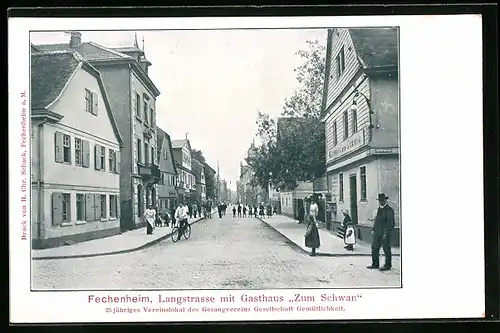 AK Frankfurt-Fechenheim, Langstrasse mit Gasthaus Zum Schwan und Passanten