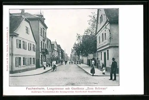 AK Frankfurt-Fechenheim, Langstrasse mit Gasthaus Zum Schwan und Passanten