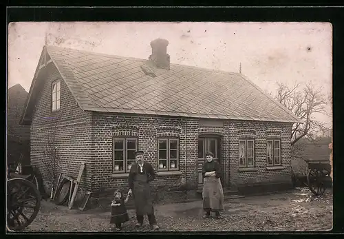 Foto-AK Lang Ballig, Familie am Haus 1910