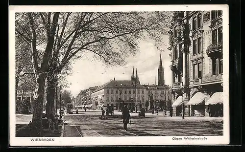 AK Wiesbaden, Passanten und Strassenbahn in der Oberen Wilhelmstrasse