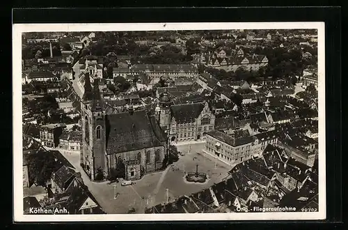 AK Köthen i. Anhalt, Fliegeraufnahme der Kirche auf dem Stadtplatz, Blick zum Rathaus
