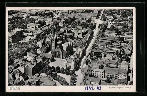 AK Bitterfeld, Fliegeraufnahme, Blick auf die ev. Kirche und die Stadt