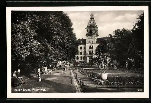 AK Halle a. Saale, Passanten vor der Hauptpost