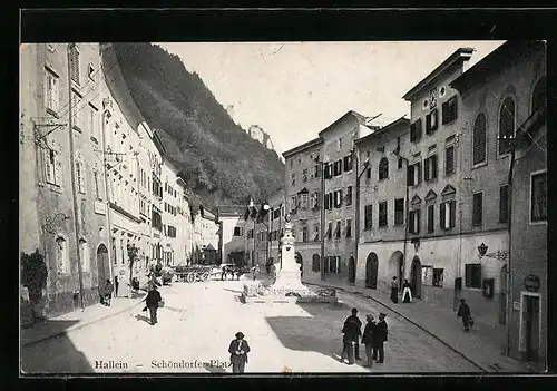 AK Hallein, Passanten am Denkmal auf dem Schöndorfer Platz