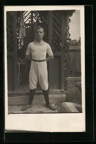 AK Turner in seiner Sportkleidung an der Holzlaube