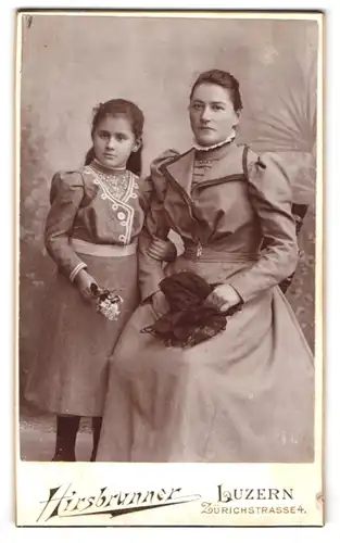 Fotografie Hirsbrunner, Luzern, Zürichstr. 4, Portrait stolzer Mutter mit Tochter in eleganten Kleidern