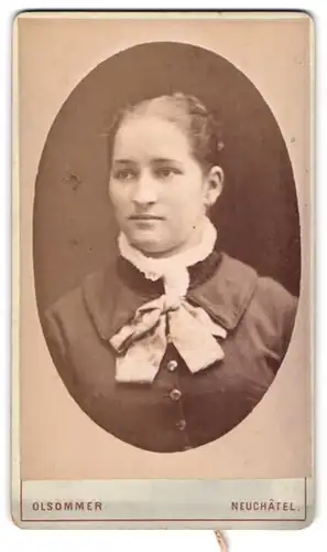 Fotografie Olsommer, Neuchatel, Portrait schönes Fräulein mit gerüschtem Blusenkragen