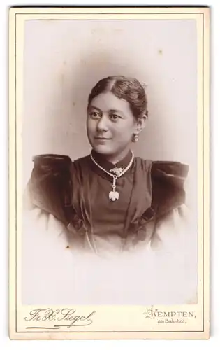 Fotografie Fr. X. Siegel, Kempten, Am Bahnhof, Portrait charmante junge Frau mit Brosche und Halskette