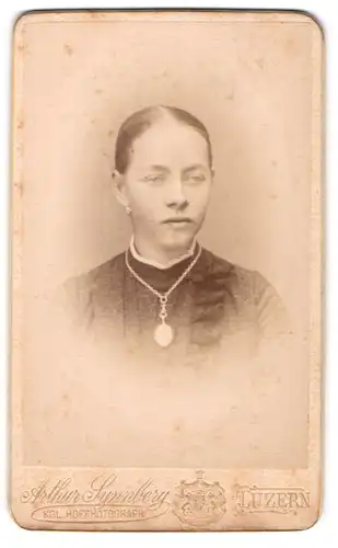 Fotografie Arthur Synnberg, Luzern, Portrait schönes Fräulein mit eleganter Halskette