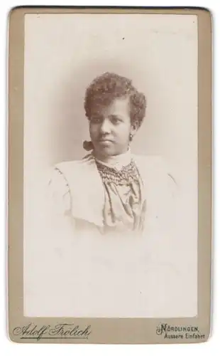 Fotografie Adolf Frölich, Nördlingen, Portrait Frau mit lockigem Haar in geraffter Bluse